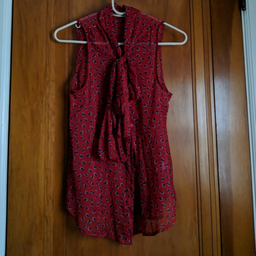 Sleeveless tie-front button-up shirt